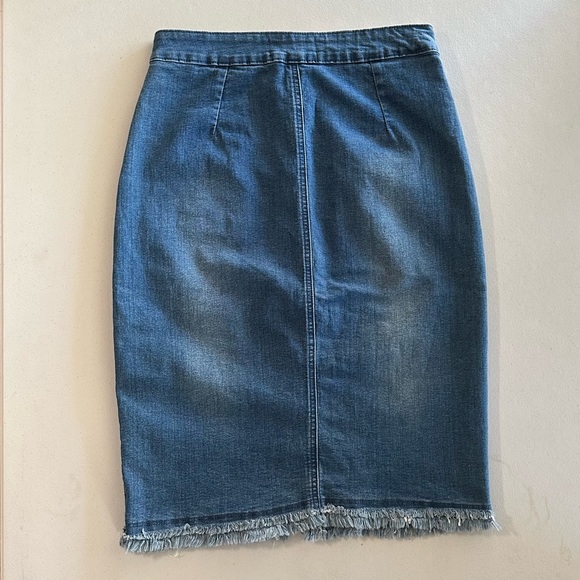 Sweet Wanderer Form Fitting Button Front Frayed Jean Skirt Size Medium. - Picture 2 of 11